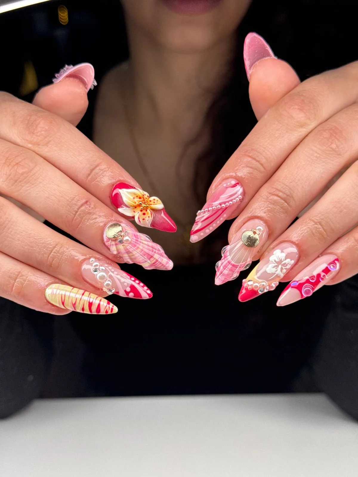 Rosa Stiletto-Set mit 3D-Blüte und Muscheldetails