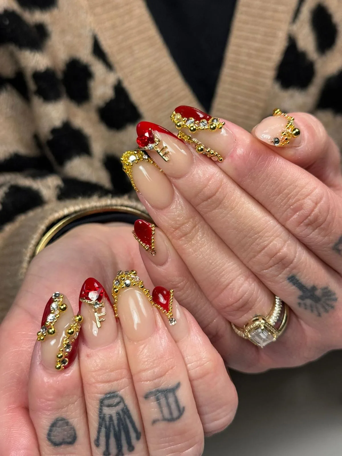 Set in Rot und Nude mit Gold-Charms und Steinchen